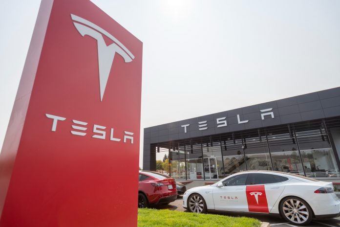 Tesla puso la primera piedra de su planta de refinado de litio, con la que pretende producir litio para alrededor de un millón de autos eléctricos
