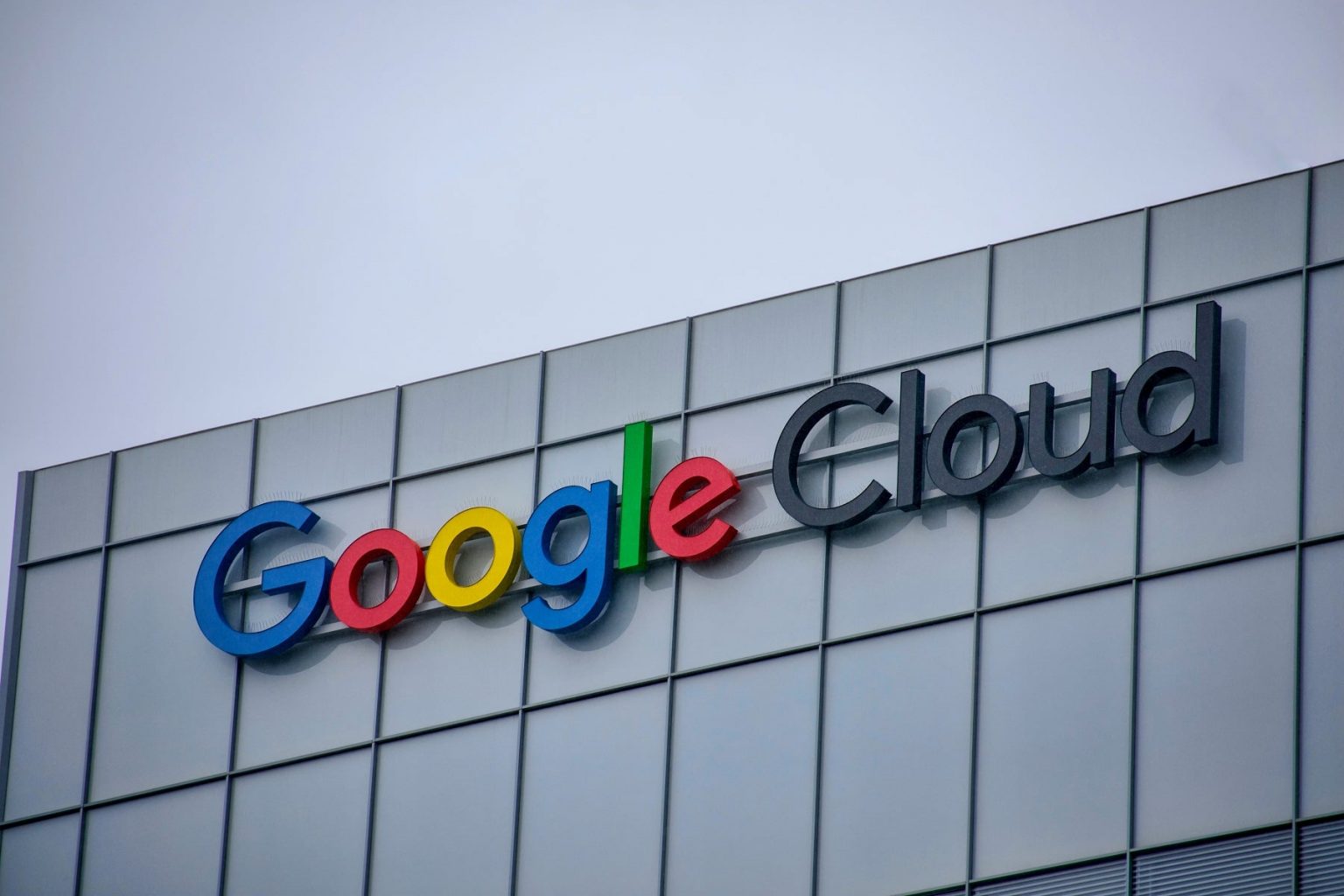 Hitachi Energy y Google Cloud celebran convenio para acelerar la ...