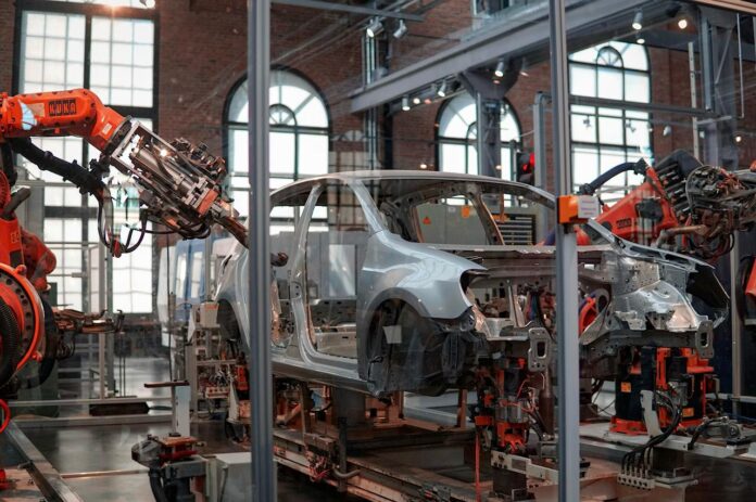 Manufactura avanza en abril, pero continúa en zona de contracción: IMEF